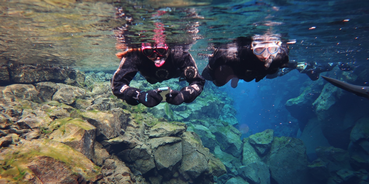 Snorkelen in de Silfra kloof IJsland.