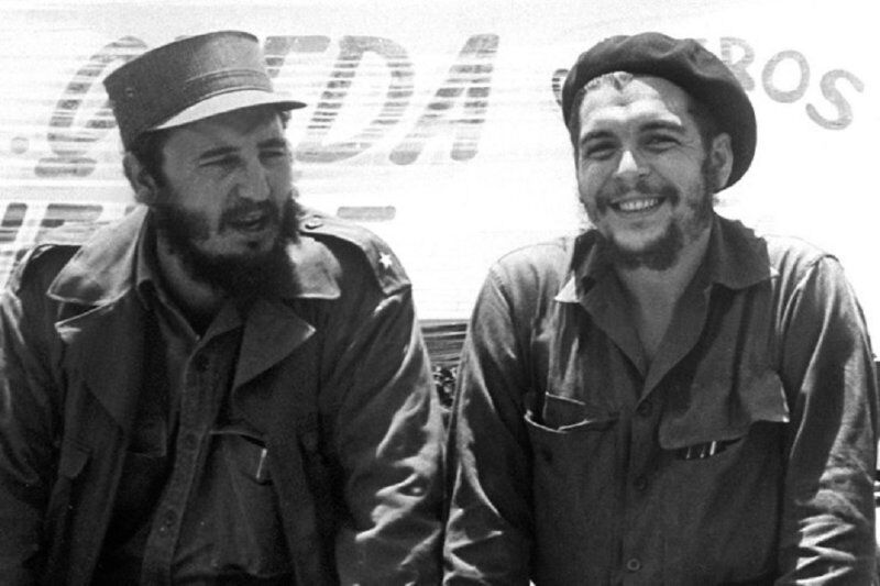 Fidel Castro & Che Guevara.