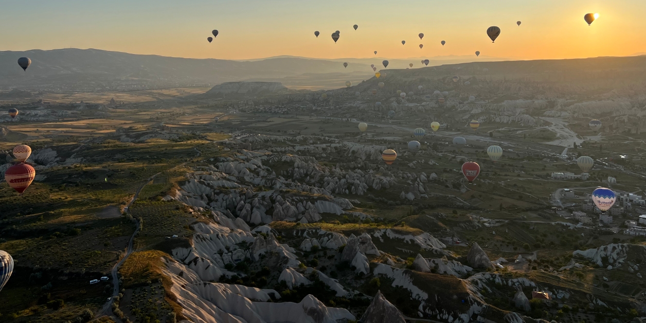 Heteluchtballonvaart in Cappadocië. Hot air balloon in Cappadocia.
