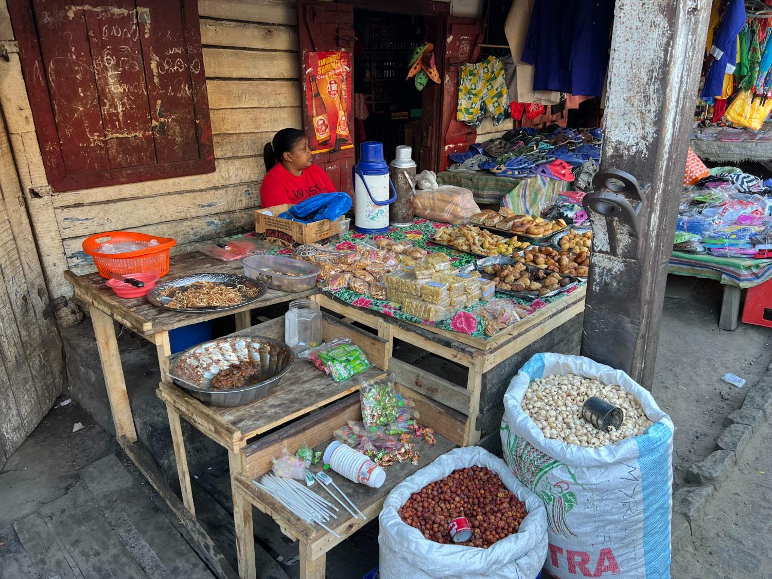 Andasibe dorp, winkel met eten