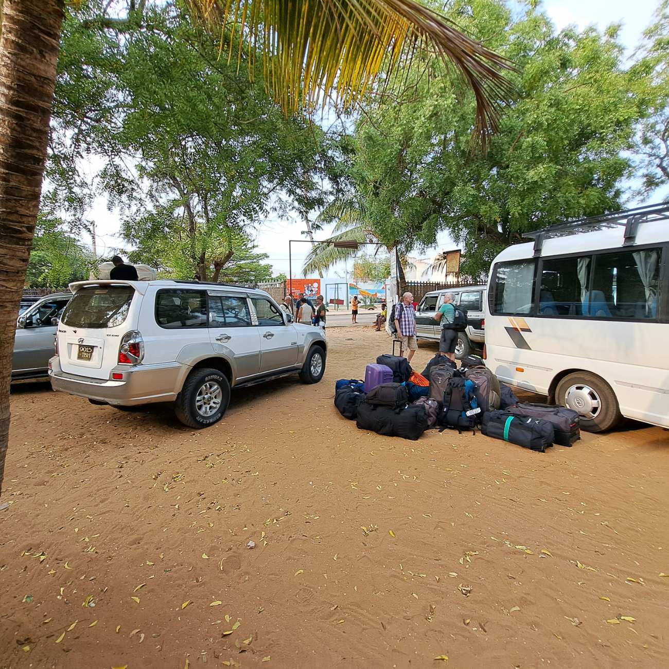 Bus en jeeps in Morondava.