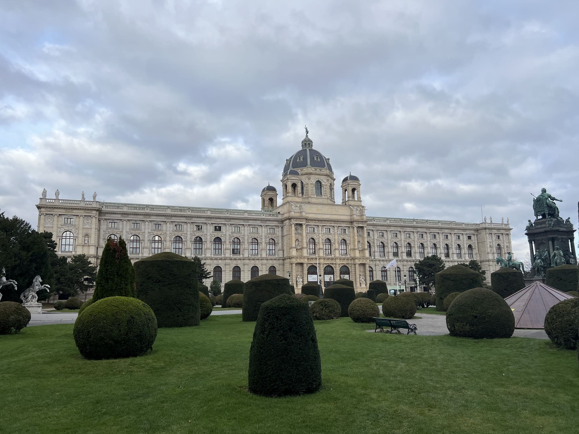 Dit is het Naturhistorisches Museum in Wenen, een van de belangrijkste natuurhistorische musea ter wereld.